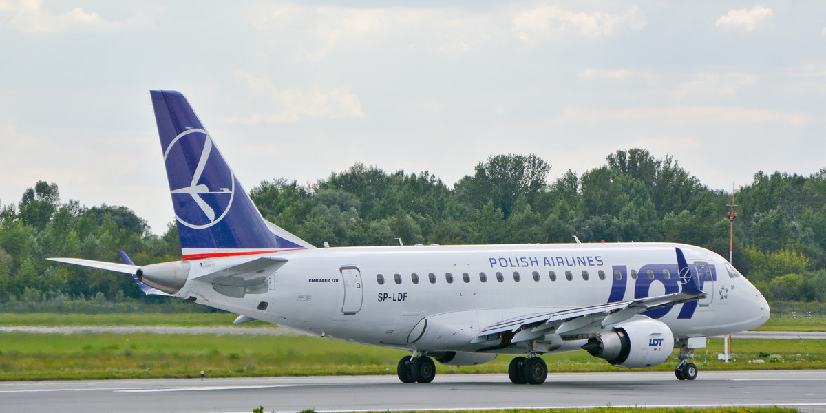 Polskie Linie Lotnicze LOT wskutek rządowych ograniczeń od 15 marca nie wykonują rozkładowych połączeń krajowych i międzynarodowych. W czwartek spółka przedstawiła propozycję obniżenia wynagrodzeń personelu pokładowego i lotniczego na czas przestoju. 