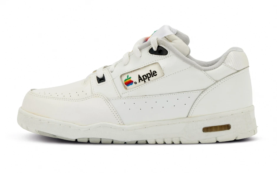 Par retkih "Epl" patika prodale se na aukciji za 50.000 dolara