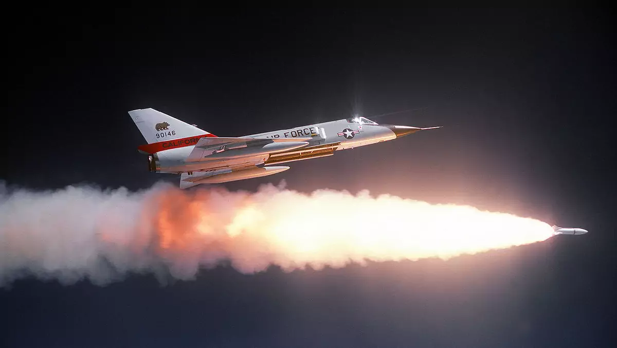 Na zdjęciu samolot Convair F-106 strzelający pociskiem AIR-2 Genie