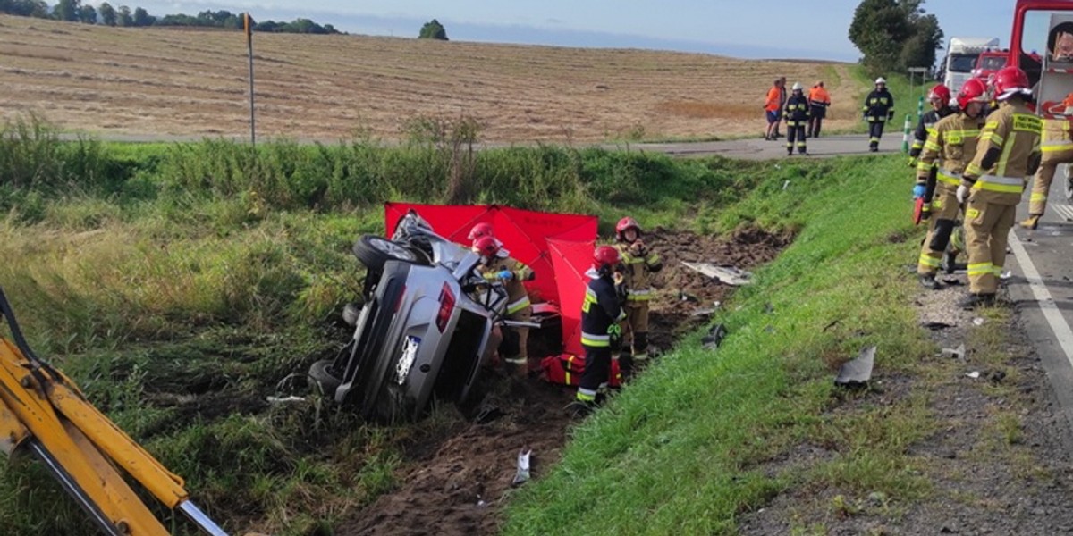 Tragedia w Ryńskich. Chłopiec siedział na trawie, a w aucie umierała jego mama