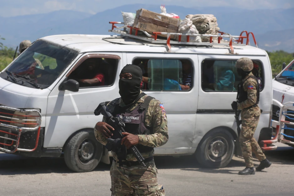 Policijska patrola kod aerodroma u Port-o-Prensu 30. maja