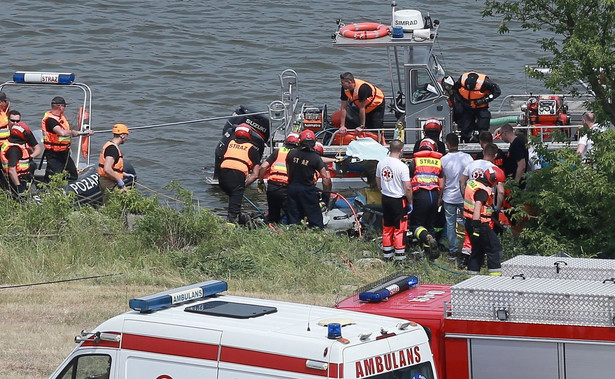 Pilot samolotu, który spadł do rzeki podczas pokazów lotniczych w Płocku nie żyje. Komisja przeprowadziła wstępne oględziny wraku Jaka-52