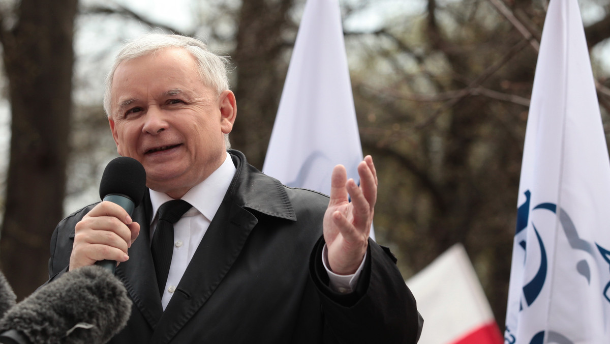 Prezes PiS Jarosław Kaczyński zapowiedział, że jeśli PiS dojdzie do władzy, to wycofa reformę emerytalną. Według niego w Polsce są sfery całkowicie nieopodatkowane, z których można wyciągnąć wiele miliardów złotych, bez obciążania przeciętnego Polaka. - Zadłużyliśmy się niepotrzebne na kilkaset miliardów złotych i teraz trzeba zabierać pieniądze różnym grupom po to, żeby się z tego ratować - zaznaczył. Wymienił: podwyżki leków, likwidację szkół czy sądów w mniejszych miejscowościach.