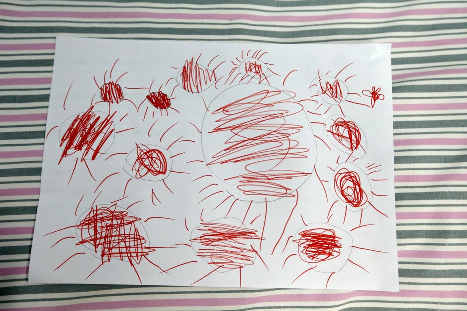 A vörös vírusok által körülvett napot a kínai Vuhani Tudományegyetem kórháza, ahogy az ötéves kínai kislány látja. Fotó: UNICEF