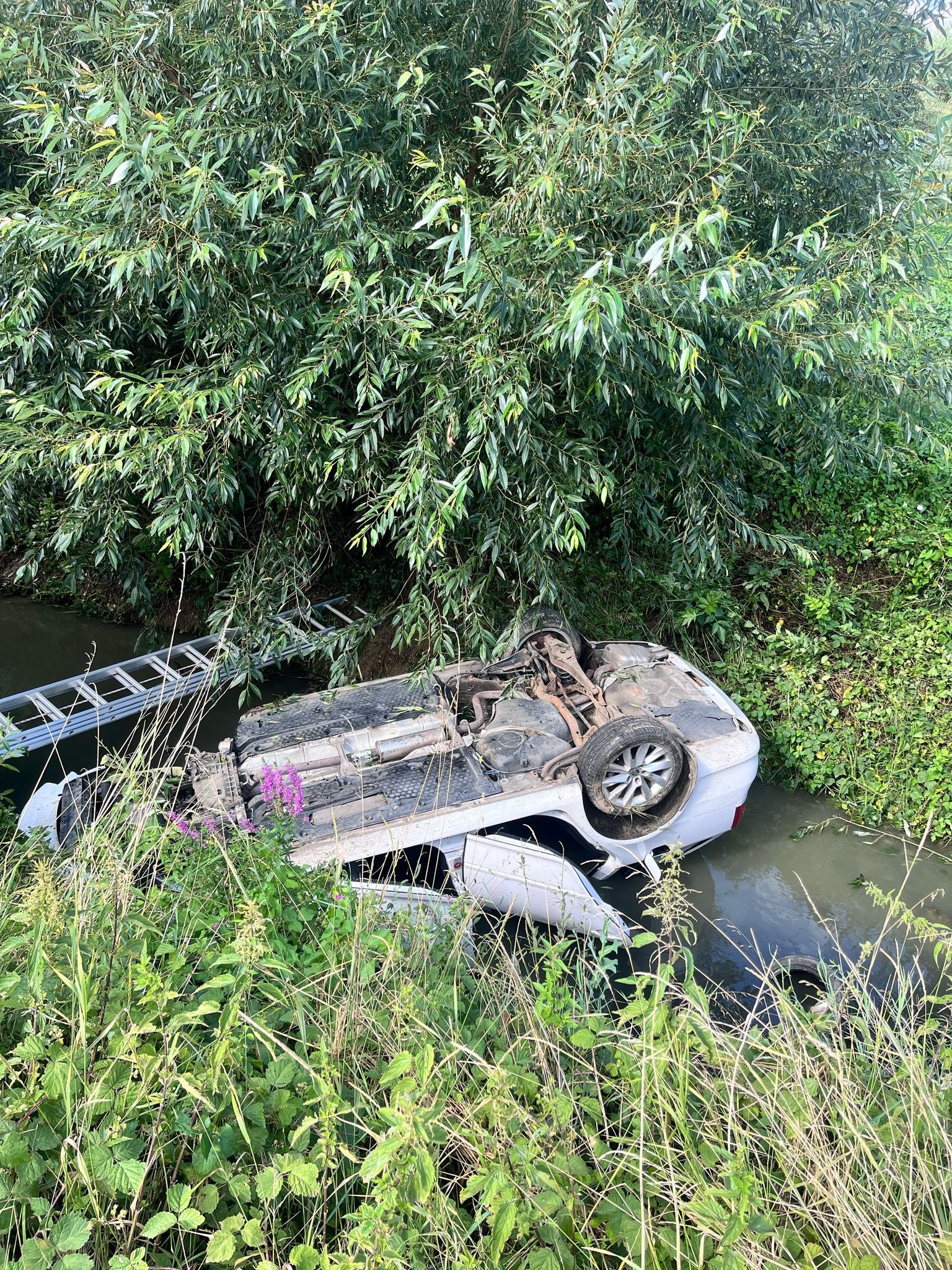 Auto pri nehode v okrese Humenné skončilo v potoku. 