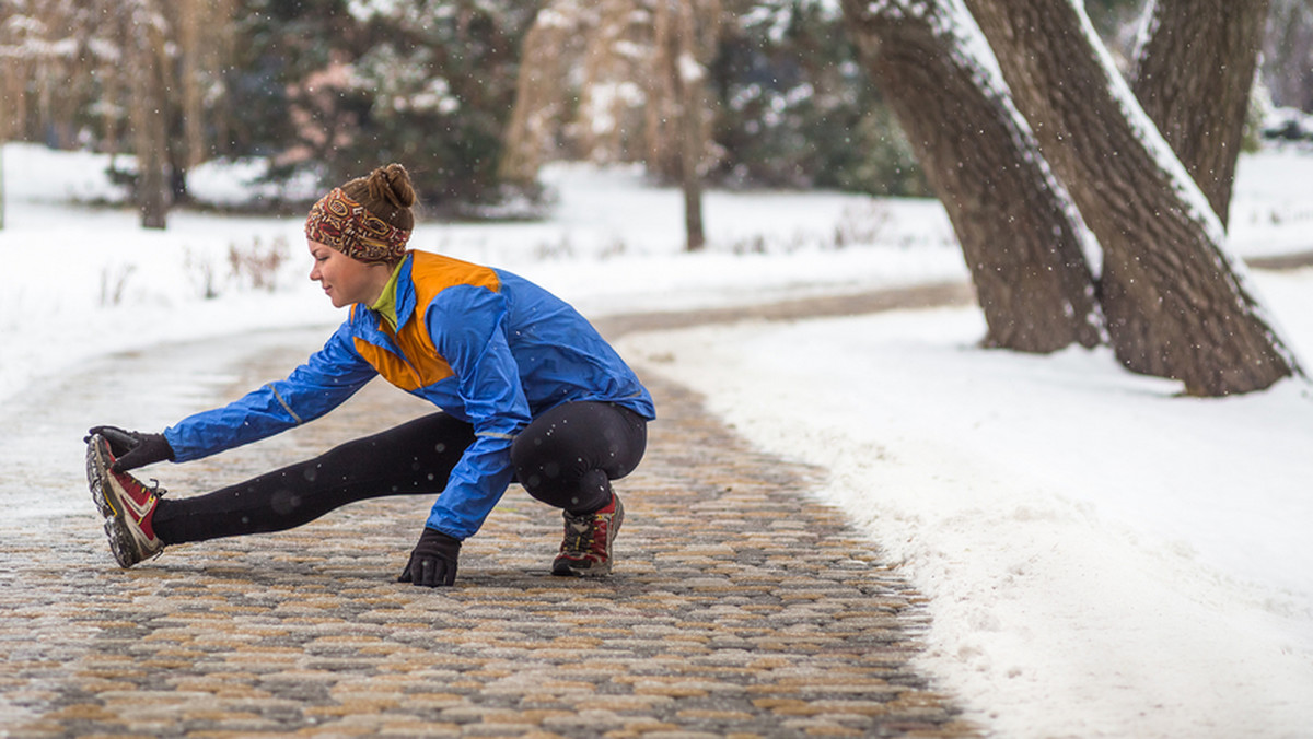 Zima to dla wielu z nas powód by buty do biegania i rower odstawić na kilka miesięcy. Zimno, mokro i ciemno – to dla wielu wymówka, by spędzić czas na kanapie przed ulubionym serialem zajadając się chipsami. Jednak zwłaszcza teraz, pomimo panujących warunków, powinniśmy pomyśleć o ruchu. Regularne ćwiczenia, takie jak: chodzenie, bieganie czy jazda na rowerze wzmacniają nie tylko układ odpornościowy, ale pomagają także zwalczać depresję podczas dni bez słońca. Sport na świeżym powietrzu sprzyja produkcji serotoniny, czyli „hormonu szczęścia” oraz pobudza krążenie. Oto 6 wskazówek jak być aktywnym w zimę.