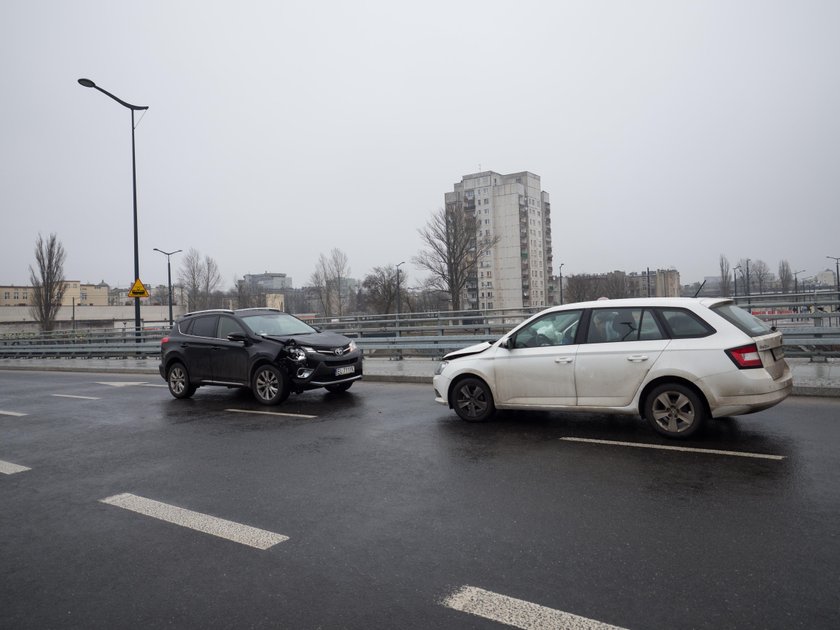 Karambol przy Fabrycznym w Łodzi. 25 aut wpadło w poślizg