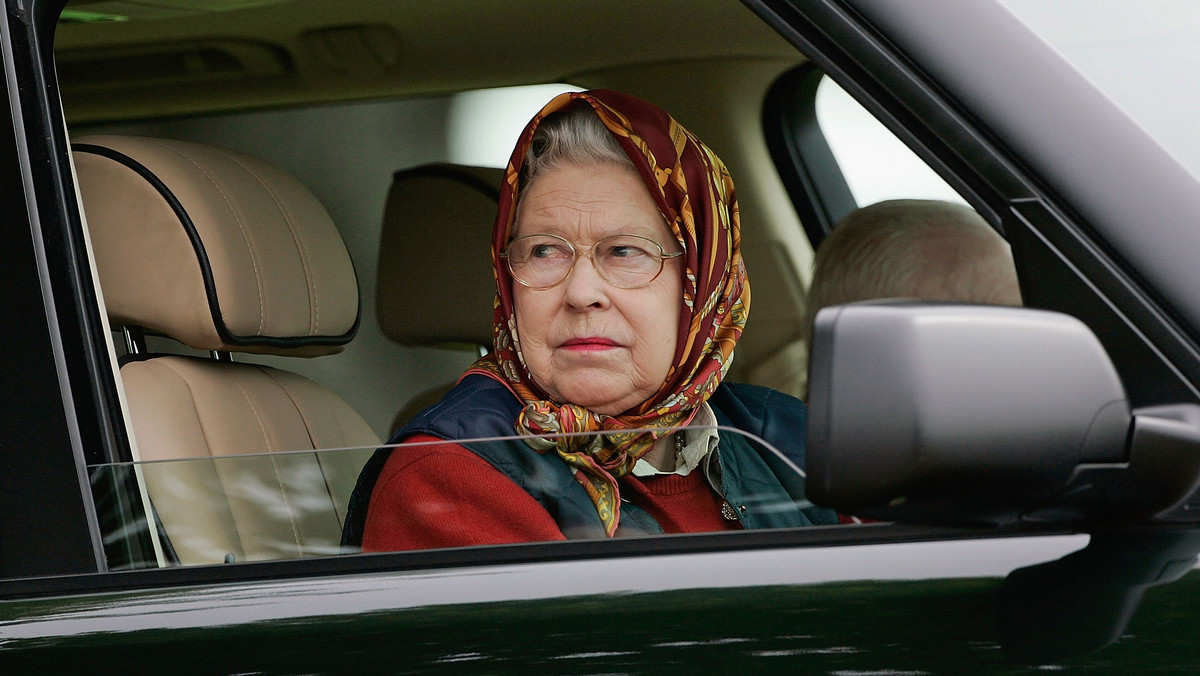 Królowa Elżbieta II oddała prawo jazdy po wypadku, który spowodował książę Filip