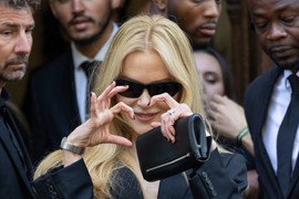 Sama modna elita se okupila i ZAUSTAVILA SAOBRAĆAJ U PARIZU: Kejti Peri došla u OSVETNIČKOJ HALJINI, a Nikol Kidman GOSPOĐETINA BILA I OSTALA