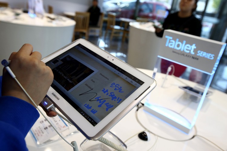 <strong>Samsung Galaxy Note 10.1</strong><br /><br />

Note to świetne narzędzie do pracy, ale także do rozrywki. <br /><br />

System operacyjny to Android 4.3 Jelly Bean<br /><br />

Technologia wyświetlacza WQXGA Super Clear LCD o wielkości  10,1 cala i rozdzielczość wyświetlacza 2 560 x 1 600<br /><br />
    
Wyposażony w rysik Spen<br /><br />

Procesor 2,3 GHz, czterordzeniowy Qualcomm Snapdragon 800. <br /><br />

Pojemność 16 GB, rozdzielczość głównego aparatu
to 8 Mpix, rozdzielczość przedniego aparat 2 Mpix<br /><br />
    
Czujniki: akcelerometr, czujnik geometryczny, żyroskopowy,  światła, pola magnetycznego IC.<br /><br />

Pamięć RAM: 3072 MB<br /><br />

Modem: LTE.<br /><br />

Cena tego Samsunga to ok. 2200 złotych.<br /><br />