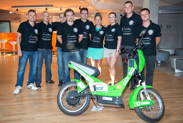 W ocenie ekspertów projekt Lekkiego Motocykla Elektrycznego (LEM) okazał się bezkonkurencyjny podczas zawodów SmartMoto Challenge w Barcelonie. Wyniki pojazdu potwierdzono w trakcie jazdy próbnej - slalomu po ulicach Barcelony. Na zdjęciu: Członkowie Koła Naukowego Pojazdów i Robotów Mobilnych Politechniki Wrocławskiej oraz LEM- Lekki Motocykl Elektryczny podczas prezentacji we Wrocławiu 22 bm. fot. (mr) PAP/Maciej Kulczyński