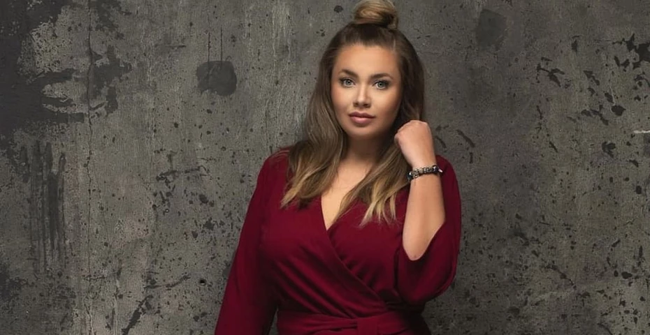 Szykowne sukienki plus size: nasze top 12 modeli dla każdej sylwetki