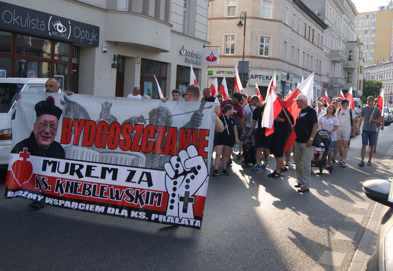 Marsz w obronie księdza Kneblewskiego, zwolennicy chcieli pozostawienia go na stanowisku proboszcza