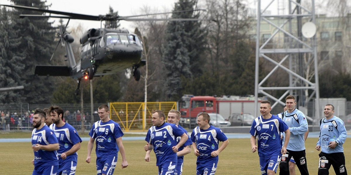 Śmigłowiec Black Hawk na stadionie Stali Mielec