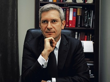 <strong>5. Grzegorz Majewski, adwokat, były dziekan Okręgowej Rady Adwokackiej w Warszawie, pierwszy raz w rankingu</strong>
<br><br>
Wstrzymanie zwrotów warszawskich nieruchomości, dymisja wiceprezydenta stolicy nadzorującego sprawy reprywatyzacyjne, zapowiedź audytu w mieście, doprowadzenie do kryzysu wizerunkowego w adwokaturze. Wreszcie rządowa deklaracja powołania komisji mającej zweryfikować prawidłowość wydania nieruchomości dekretowych, która ma zacząć działać już w drugim kwartale tego roku. Tym zakończyło się ujawnienie kulisów transakcji nabycia przez mec. Grzegorza Majewskiego udziałów w prawie użytkowania wieczystego działki przy placu Defilad (dawnej Chmielnej 70). To od Majewskiego rozpoczęła się tzw. stołeczna afera reprywatyzacyjna. Pytania o to, w jaki sposób odzyskał nieruchomość wartą grube miliony złotych (w doniesieniach medialnych przewija się kwota rzędu 160 mln zł), i czy miasto w ogóle powinno ją zwracać, wywołały niemałe trzęsienie ziemi. Majewski nie zajmuje się jednak zawodowo odzyskiwaniem nieruchomości warszawskich. Jest karnistą. Bronił m.in. Czesława Kiszczaka, przedstawicieli mafii pruszkowskiej czy Grzegorza Żemka, głównego oskarżonego w procesie FOZZ.