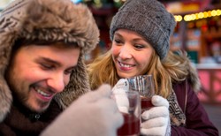 Grzane wino na mrozie? Nie! Czego nie robić zimą, by nie stracić zębów?