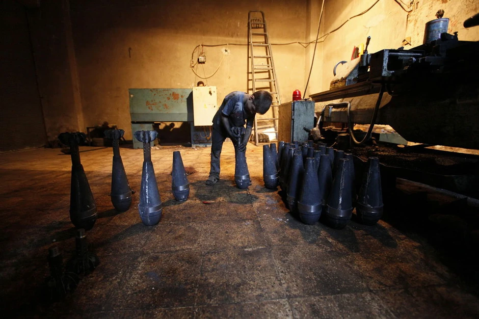 Mališan meri dimenzije minobacačkog projektila