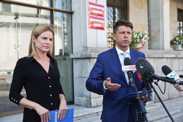 Lider Nowoczesnej Ryszard Petru oraz członek zarządu Nowoczesnej, posłanka Joanna Schmidt przed siedzibą Ministerstwa Rozwoju podczas konferencji prasowej, w trakcie której przedstawione zostały tezy programowe partii dotyczące gospodarki i przedsiębiorczości.