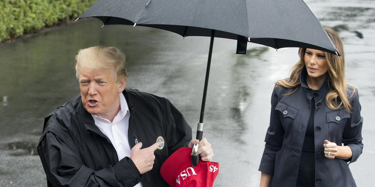 USA: Donald Trump pod parasolem, a Melania Trump mokła. Wstyd!
