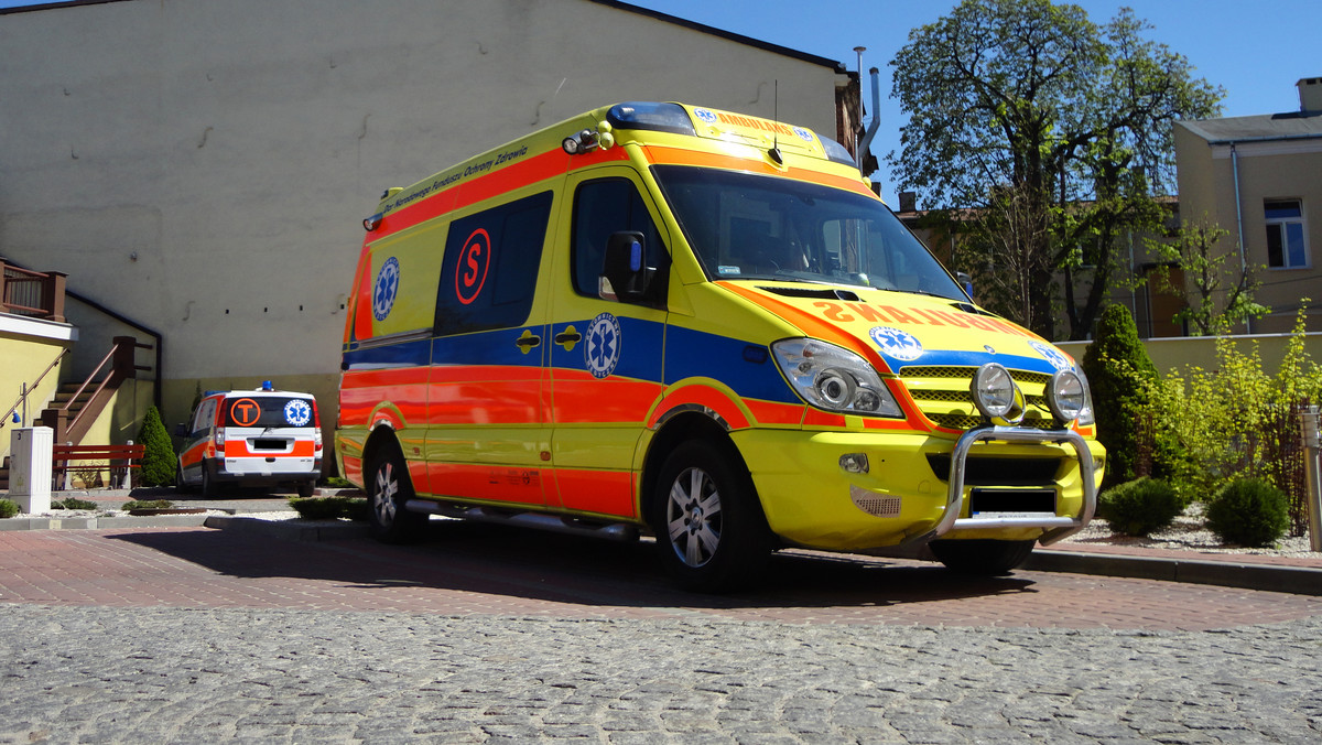 Specjalistyczną karetką ratownicy Krakowskiego Pogotowia Ratunkowego transportowali we wtorek pacjenta, który ważył niemal 200 kg. Jak poinformowała rzeczniczka pogotowia, to jedyny w Polsce ambulans przystosowany do przewożenia pacjentów ze znaczną nadwagą.