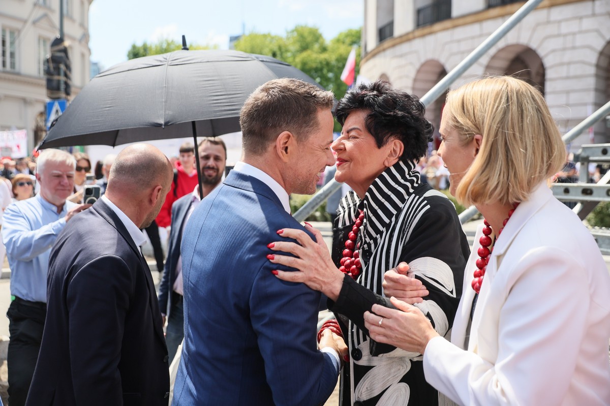 Joanna Senyszyn przekazała Małgorzacie Trzaskowskiej sznur korali