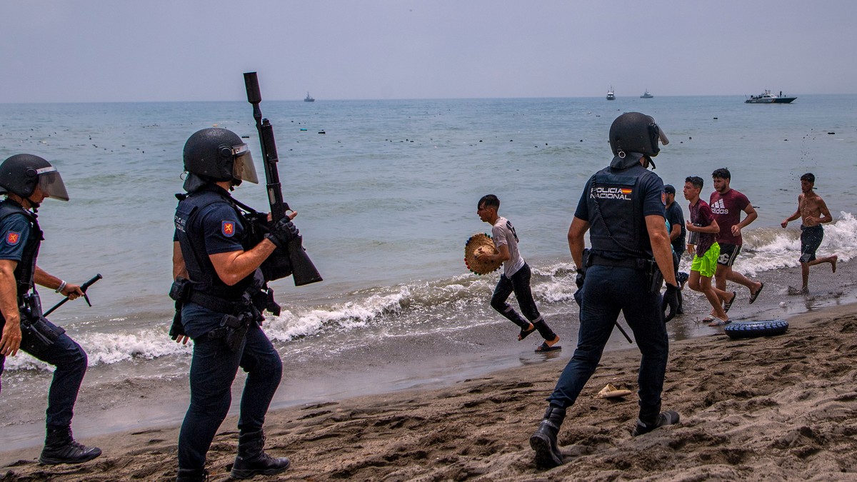 Migranti pokušavaju da pređu iz Maroka u špansku enklavu Seutu, Španija digla vojsku
