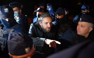 Protest przed Sejmem po przegłosowaniu lex TVN. Morawiecki: Poseł Sośnierz został zaatakowany