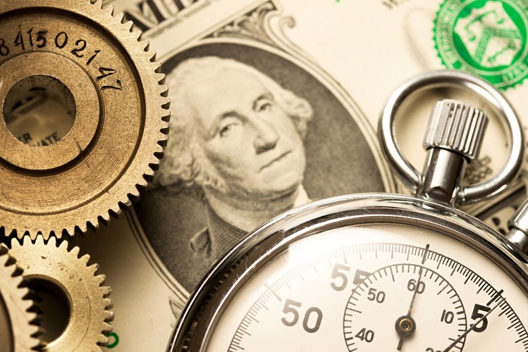 <strong>Dolar - USD</strong><br /><br />

<strong>Kiepas</strong><br /><br /> Zakładamy, że rok 2014 będzie rokiem dolara na świecie. Dlatego też prognozujemy jego umocnienie również w relacji do złotego. Będzie to jednak proces ograniczony, gdyż zmiany będą kompensowane przez spadek kursu EUR/PLN w kierunku psychologicznej bariery 4 zł.<br /><br />

<strong>Ryczko</strong><br /><br /> Wydaje się, że początek nowego roku przyniesie kontynuację umocnienia amerykańskiej waluty z uwagi na rozpoczęcie ograniczania programu stymulacyjnego (QE) przez amerykański FED. Dotychczas dodatkowa deklaracja FED do utrzymania niskich stóp przez dłuższy okres spowodowała, że dynamika tego ruchu pozostała ograniczona. Jednak nie można wykluczyć, że sygnały techniczne oraz możliwe mocniejsze ograniczenie programu w kolejnych miesiącach wydaje się będą dostatecznymi sygnałami do aprecjacji amerykańskiej waluty. Za scenariuszem tym przemawiają dane gospodarcze ze Stanów Zjednoczonych które, pomimo w dalszym ciągu słabego rynku pracy, wykazują konsekwentną poprawę.<br /><br />