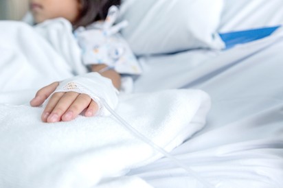 Az anya elhitette mindenkivel, hogy a lánya halálos beteg, hogy pénzt szerezzen és híres legyen