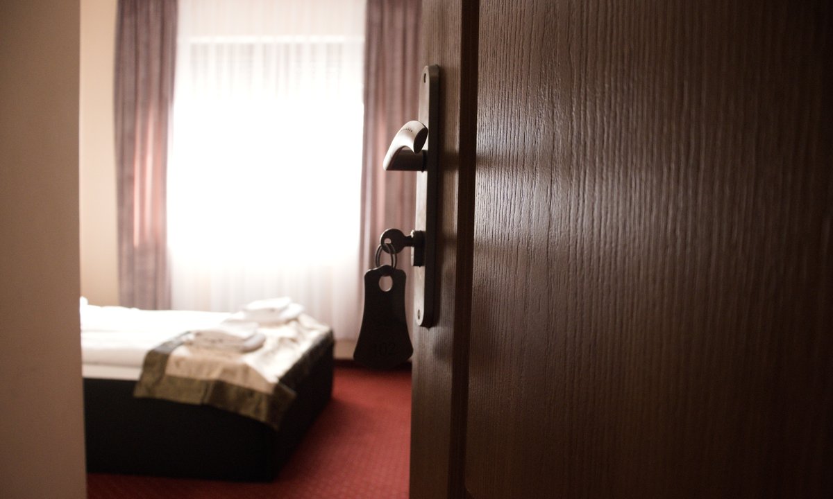 Prosty trik, który zwiększa bezpieczeństwo w hotelu. Powieś ręcznik na klamce
