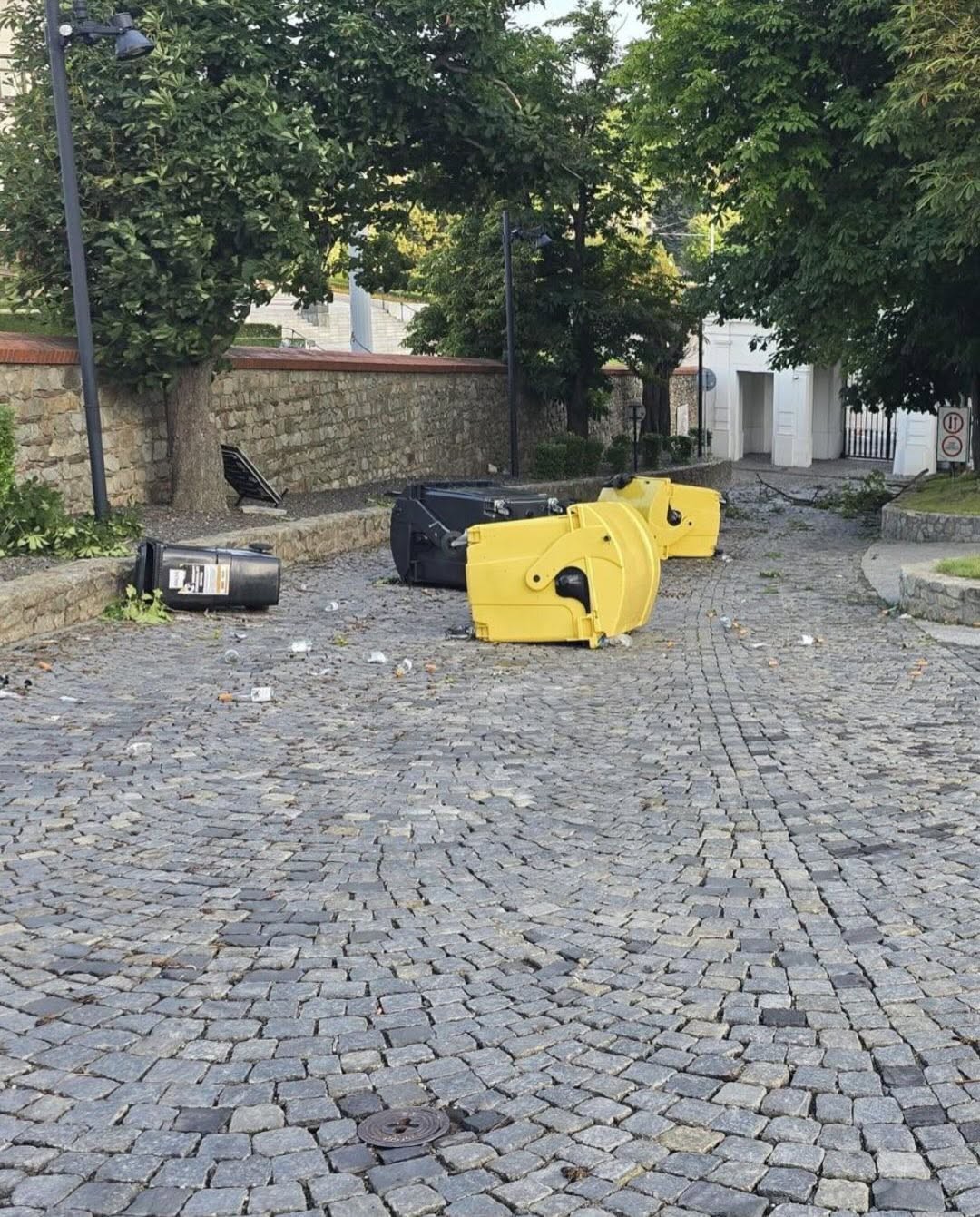 Búrka spôsobila škody aj v areáli Bratislavského hradu.
