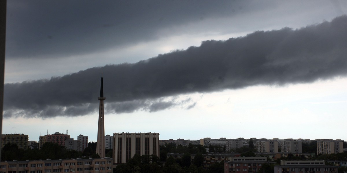 Ochłodzenie we wtorek, ale wcześniej nad Polską groźnie zagrzmi