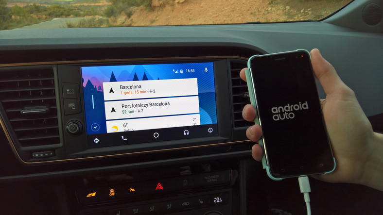 Android Auto działa bez zarzutu. Szkoda, że  nagrania można zmieniać dotykając ekranu (o ile wyświetlane są odpowiednie ikony) lub przycisków w kierownicy. Przydałaby się druga gałka