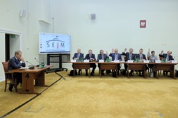 Tusk przed komisją śledczą: Odwrócony VAT budził kontrowersje, takie decyzje nigdy nie będą czarno-białe