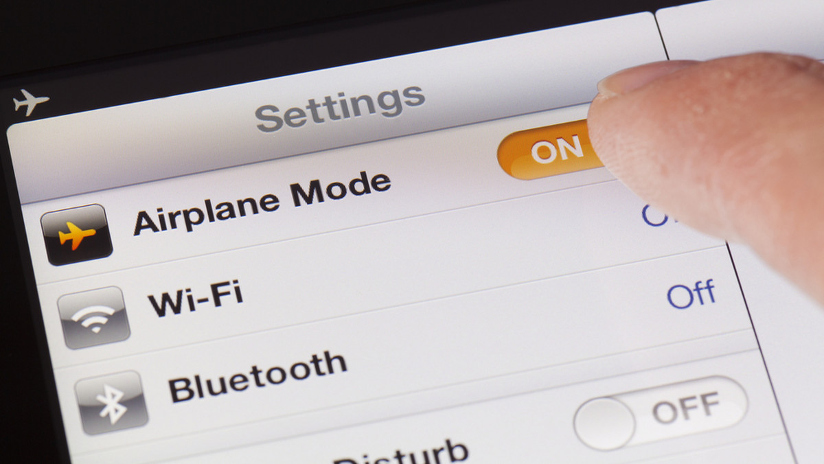Internet stał się tak nieodłącznym elementem życia, że wielu ludzi nie wyobraża sobie, że może być od niego chociażby na chwilę odciętym. Są jednak takie miejsca, np. pokład samolotu, gdzie absolutnie nie możemy mieć włączonego wi-fi, czy to w telefonie, komputerze czy czytniku ebooków. Co się jednak stanie, gdy odmówimy przełączenia naszych urządzeń w tryb samolotowy?