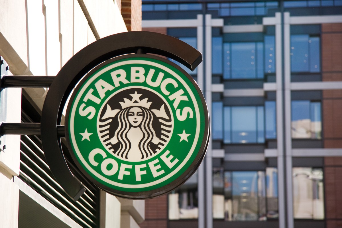Starbucks, największa na świecie sieć kawiarni, obniżyła swoje roczne prognozy sprzedaży i nie spełniła oczekiwań rynkowych.