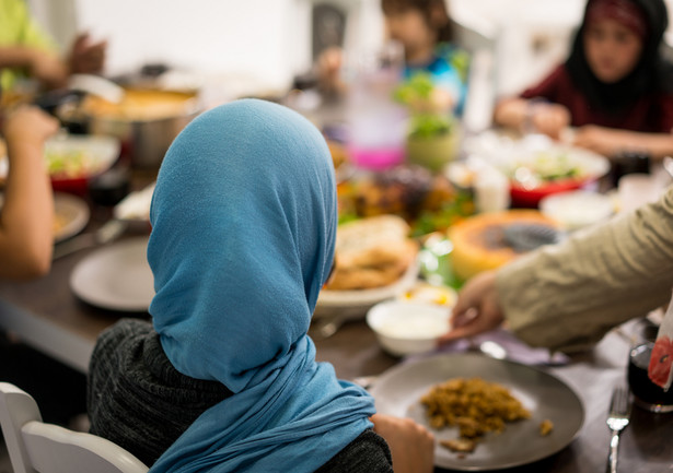 Muzułmanie przy stole. Jedzenie. Posiłek