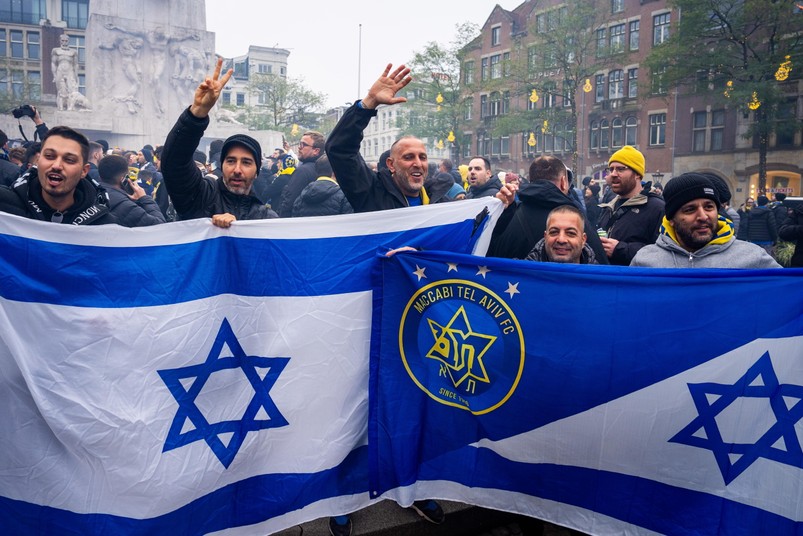 Premier Holandii Dick Schof potępił atak na izraelskich kibiców w Amsterdamie. „Z przerażeniem śledziłem wiadomości z Amsterdamu. Antysemickie ataki na Izraelczyków są całkowicie nie do przyjęcia” - napisał szef rządu holenderskiego na platformie X.