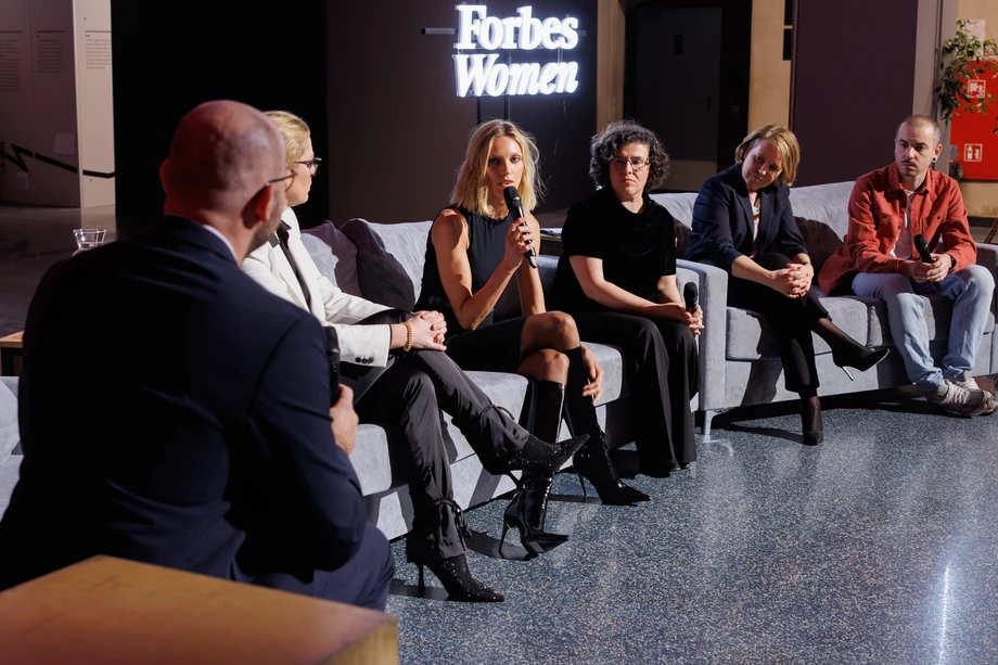 W panelu udział wzięli (od lewej): Piotr Zieliński (moderator), Dorota Haller, Anja Rubik, Joanna Dąbrowa, Aleksandra Karasińska, Filip Połoska