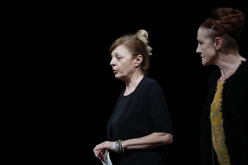 r: "Ovu predstavu, naše putovanje u hazarske snove, posvećujemo Tomažu Panduru kao velikom lovcu na snove"