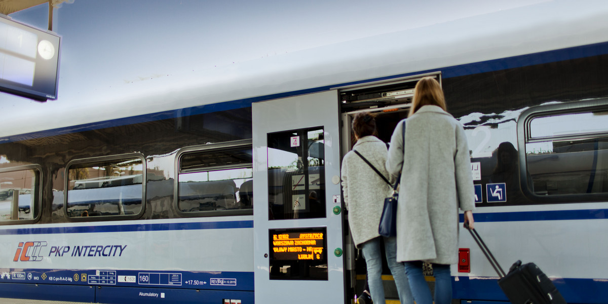 1 marca ceny biletów PKP Intercity mają powrócić do poziomów sprzed styczniowych podwyżek. 