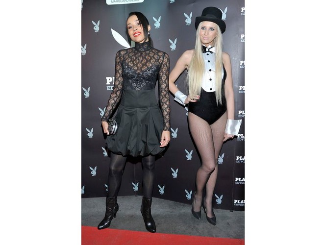 Omenaa Mensah postanowiła widać odróżnić się od półnagich króliczków w czarnej kreacji pod szyję, za to ozdobionej koronką