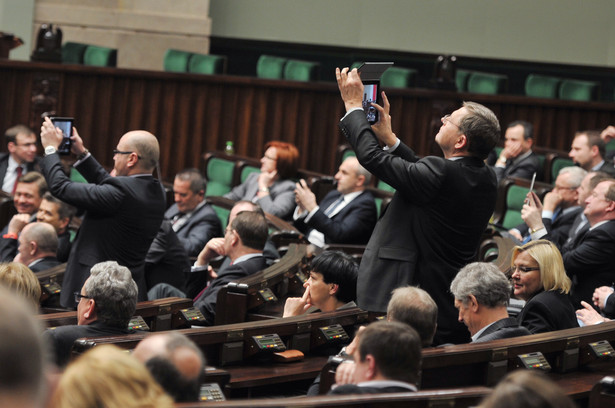 Sondaż po  weekendzie oburzonych. PiS łeb w łeb z PO, zaskoczenie na prawicy