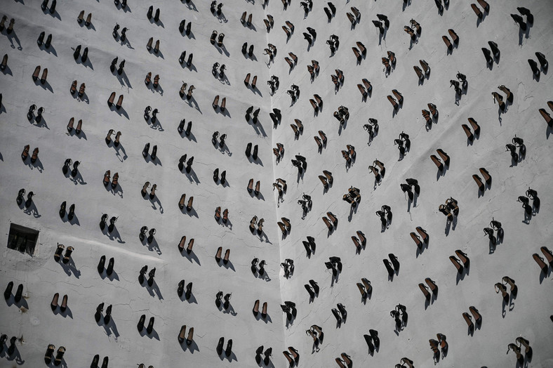 Artystyczna instalacja w Stambule, upamiętniająca kobiety, które zginęły z rąk swoich mężów