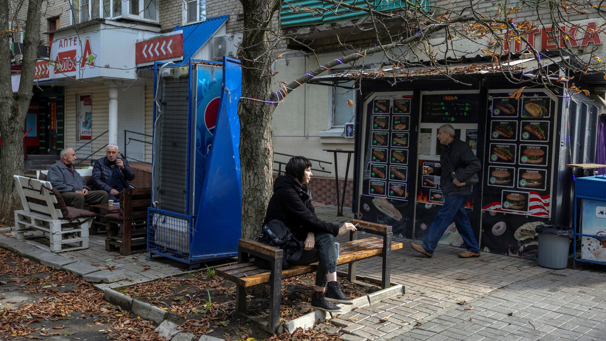 Obyvatelia Chersona pred stánkom s občerstvením.