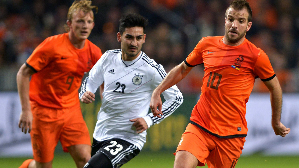 Reprezentacja Holandii zremisowała z Niemcami 0:0 w międzypaństwowym piłkarskim meczu towarzyskim, który rozegrany został w Amsterdamie. Zapowiadany jako wielki szlagier mecz nie zachwycił poziomem.
