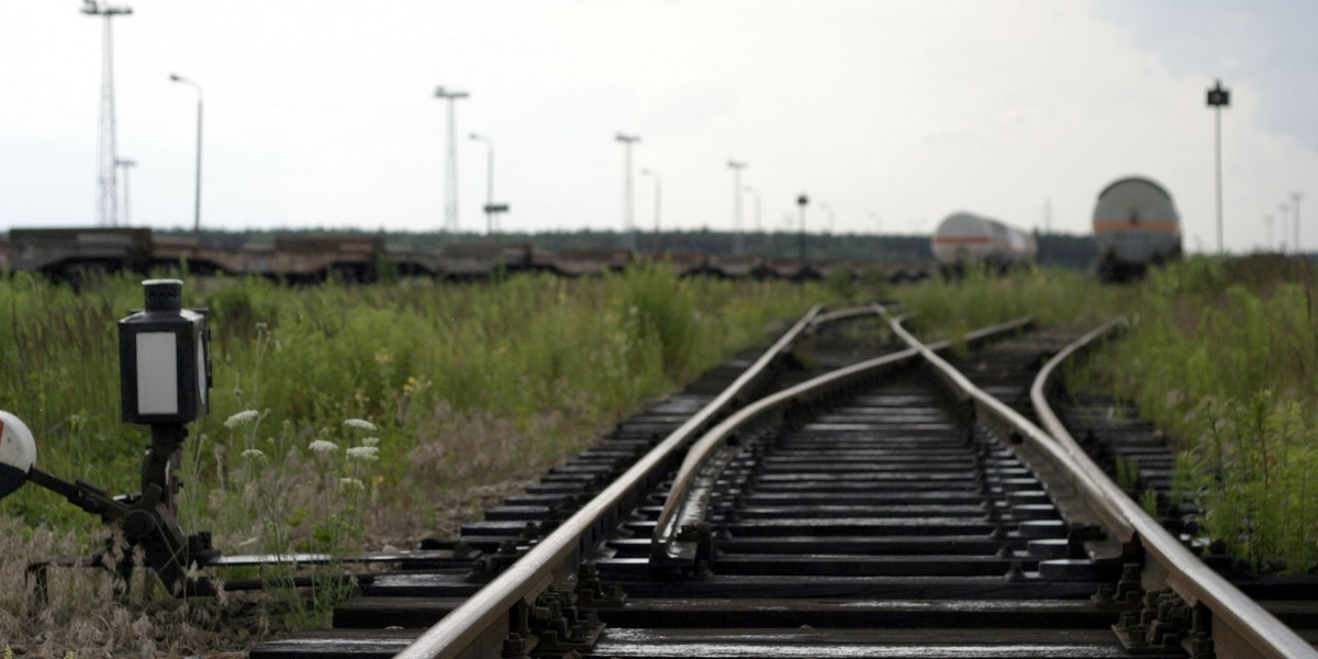 To w Sławkowie w województwie śląskim kończy się najdalej wysunięta na zachód Europy linia kolejowa o szerokim rozstawie szyn (takim jak w państwach byłego ZSRR). Ma to ułatwić rozładunek towarów z Chin i jego transport do klientów w UE. 