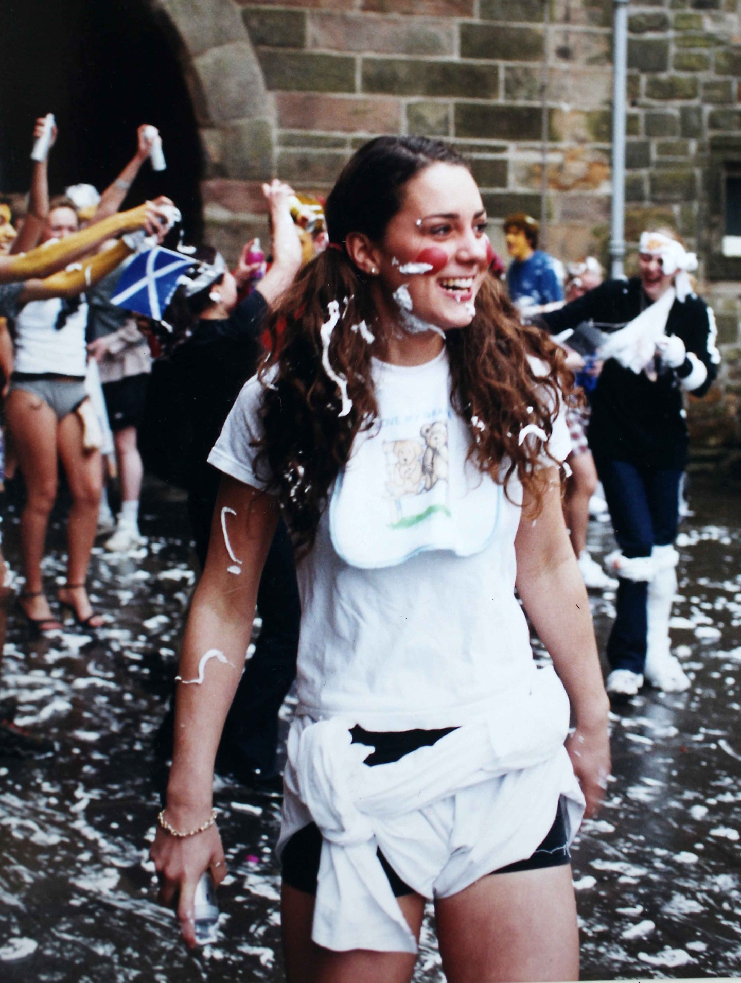 Katalin hercegné az egyetem megkezdése után néhány nappal részt vett egy gólyáknak rendezett habparty-n. Állítólag pár héttel később mutatkozott be Vilmos hercegnek. (2001)