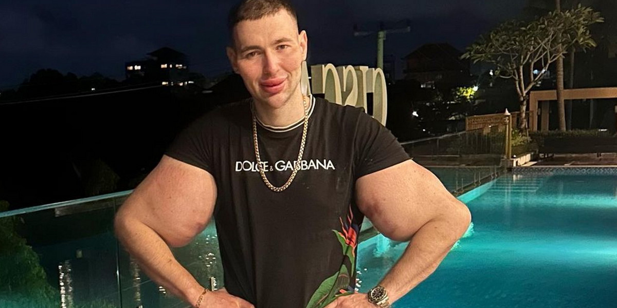 Rosjanin chwali sie swoimi wielkimi bicepsami. 