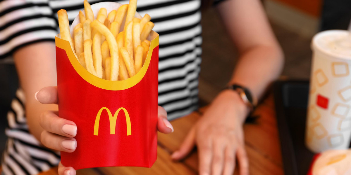 McDonald's pokazuje, jak w ciągu roku zmieniły się ceny składników, z których przygotowuje dania. Drożyzna nie omija fasto-foodu. Warto też zwrócić uwagę na zyski spółki
